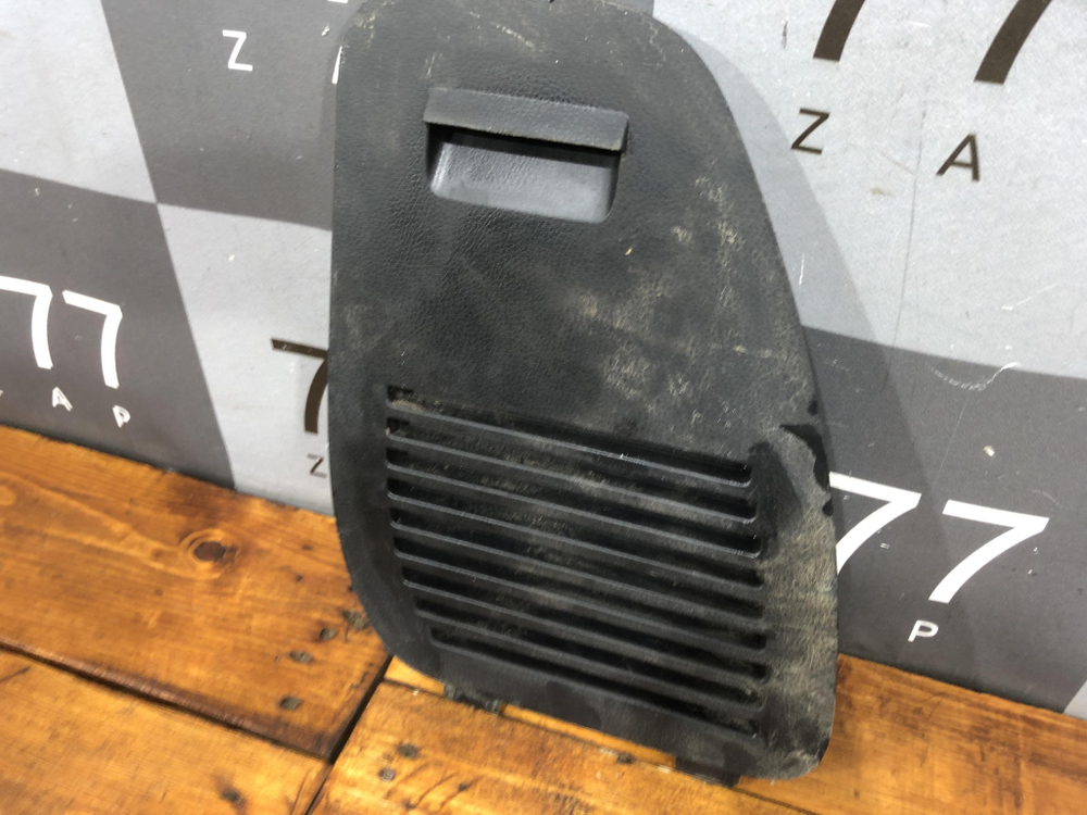 Заглушка обшивки багажника правая Toyota RAV4 IV (XA40) 12-19 Б/У Оригинал 6476642030