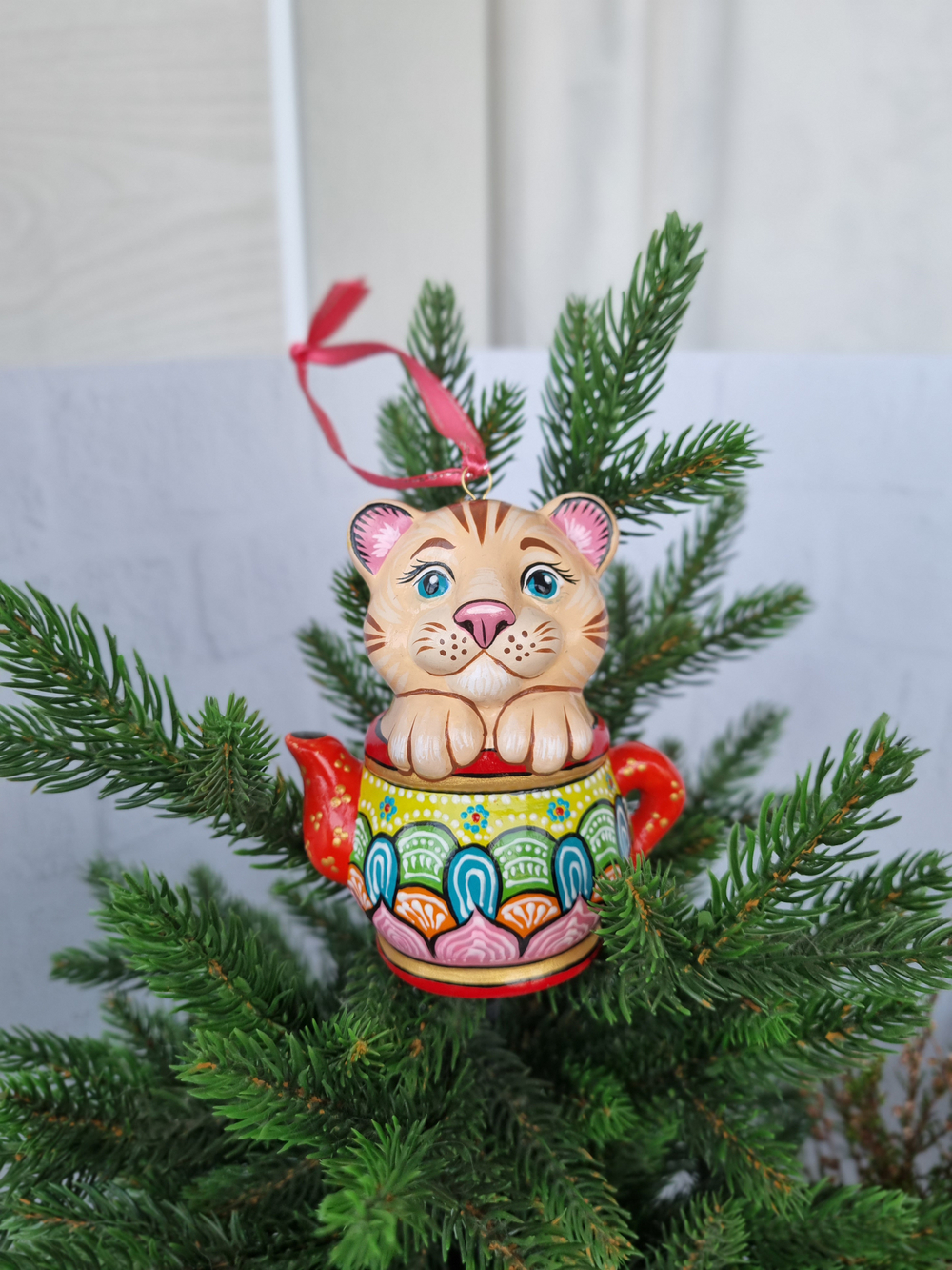 Котик в чайнике ёлочная игрушка из фарфора