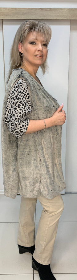 Жилет без застежки из светлого искусственного меха