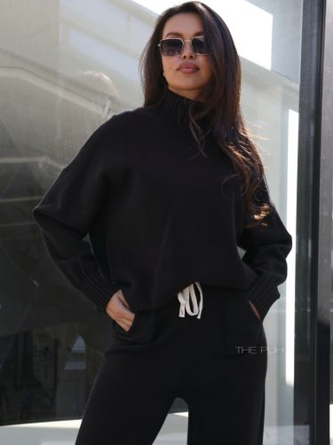 Черный трикотажный костюм из шерсти и вискозы