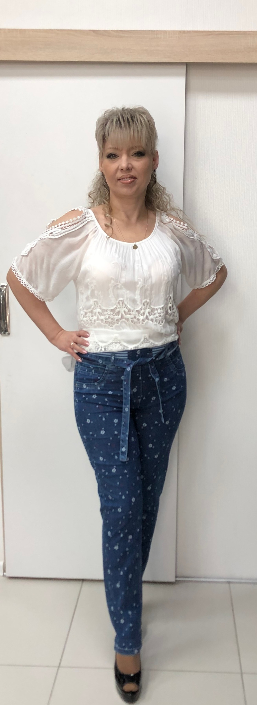 Синие стрейчевые джинсы с мелкими цветочками, пояс на завязке