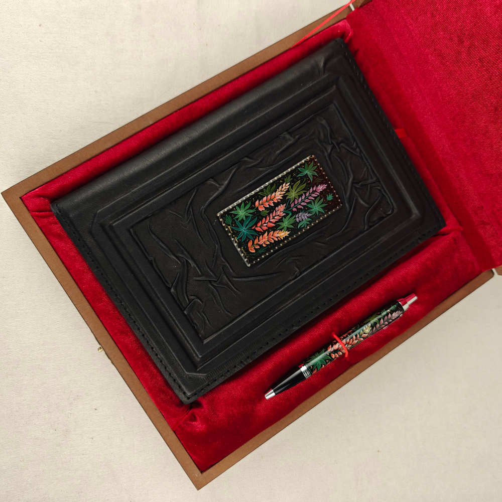 Ежедневник А5 "Люпины" (обложка из натуральной кожи) и ручкой с росписью Палех в футляре