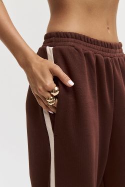 Широкие джоггеры без начеса с лампасом шоколадного цвета