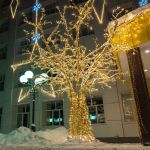 дерево с теплой подсветкой