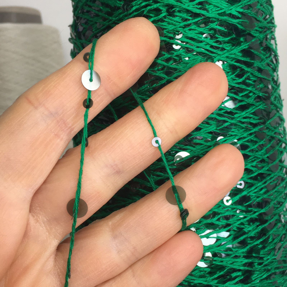 Lustrosa крупные 6 mm и мелкие 3 mm пайетки на хлопке, днина нити: около 200м/100гр, цвет: ярко-зеленая нить, прозрачные темно-зеленые пайетки. Есть готовые отмотанные бобинки весом: 80, 105гр