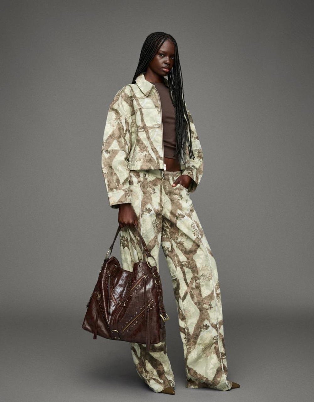 BERSHKA Джинсовая укороченная куртка с принтом, темно-серый