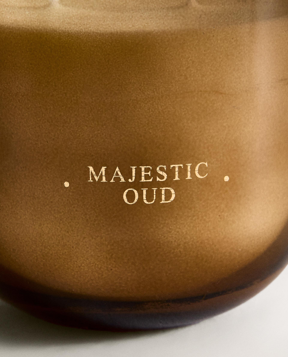 Zara Home Свеча ароматическая Majestic Oud 400 г, растительный воск, аромат восточный древесный, Коричневый