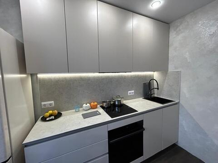 Кухонный гарнитур, с фасадами 19мм с двусторонним покрытием в эмали (матовая), со столешницей из влагостойкой фанеры 18мм и термостойким пластиковым покрытием нежного перламутрового оттенка.