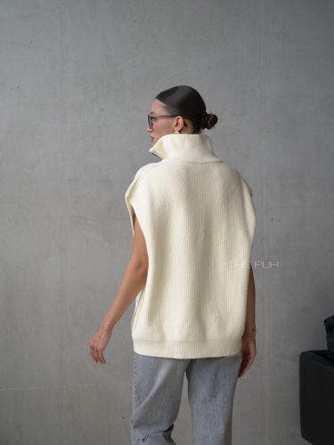 Молочный вязаный жилет на молнии