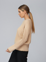 Женский джемпер бежевый с узором косичка