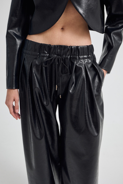 Комплект: укороченный жакет и брюки на резинке из экокожи