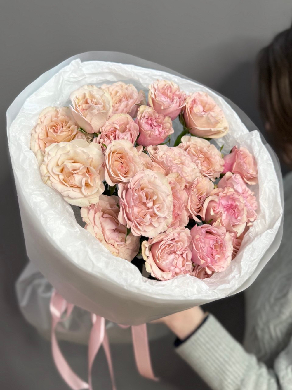 Монобукет с кустовыми пионовидными розами цвета Капучино