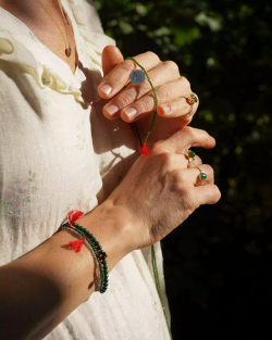 браслет из зеленого агата с красной кистью