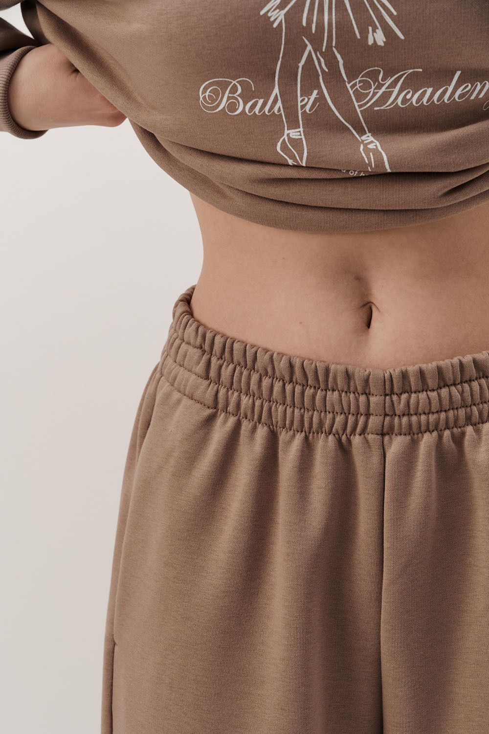 Широкие джоггеры без начеса с утяжкой цвета капучино