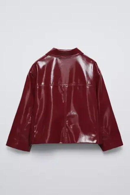 ZARA КУРТКА ИЗ ИСКУССТВЕННОЙ ЛАКИРОВАННОЙ КОЖИ, ЦВЕТ БУРГУНДСКОГО ВИНА