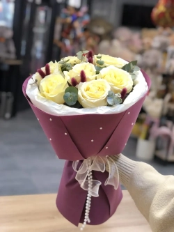 Букеты из белых роз