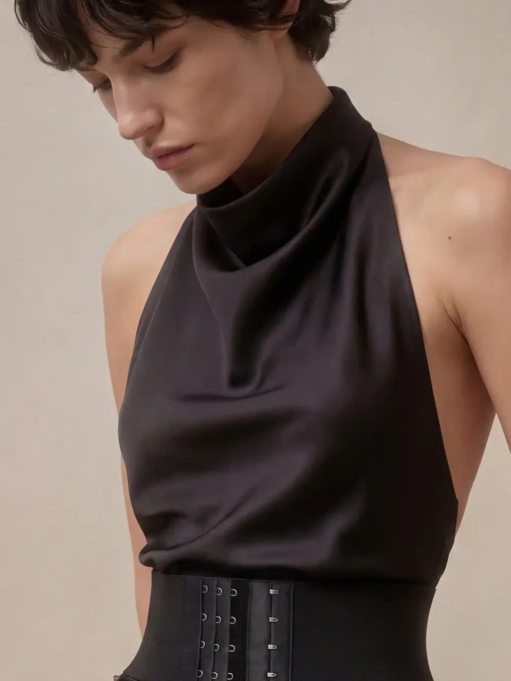 Топ тайна, Черный