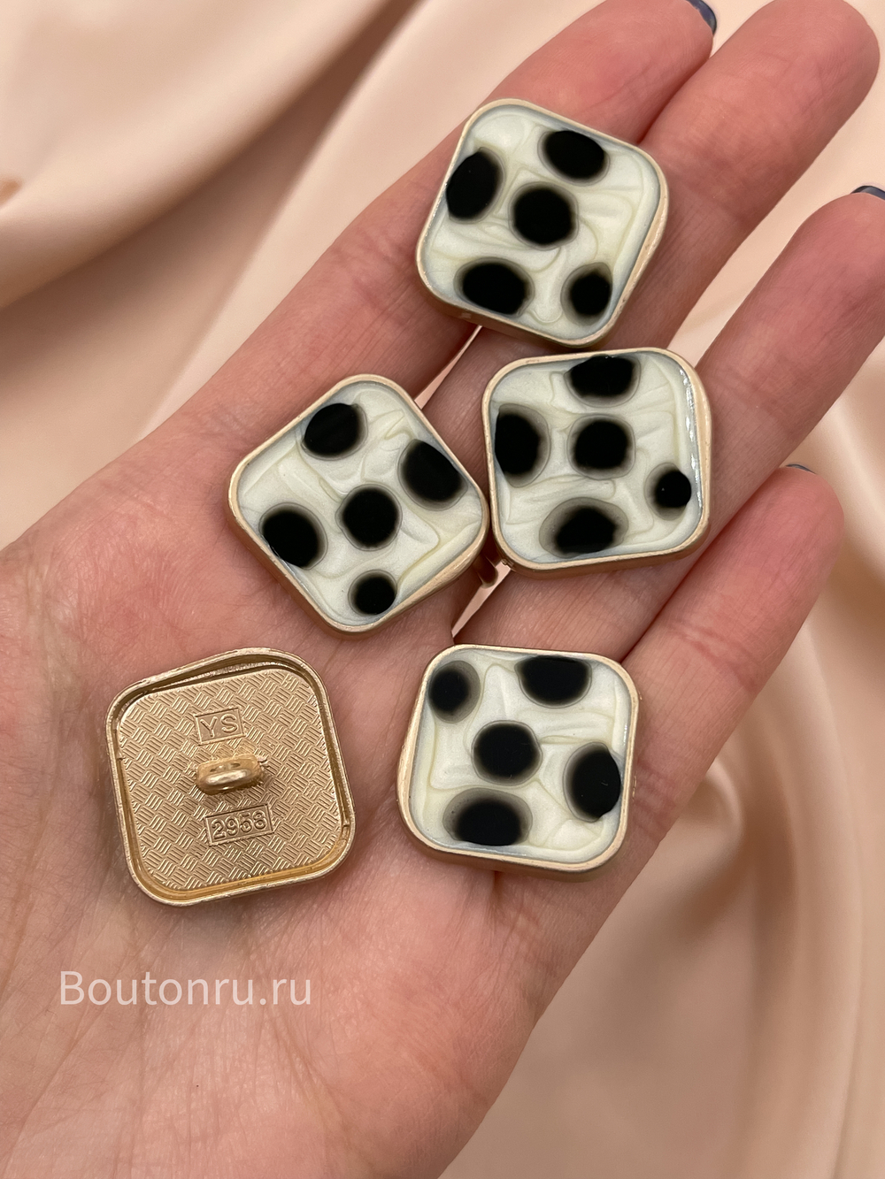 Пуговицы неровный квадрат с перламутровым камнем и черными вкраплениями (леопард) в матовом золоте
