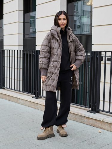 Удлиненный пуховик цвета хаки с манишкой-капюшоном