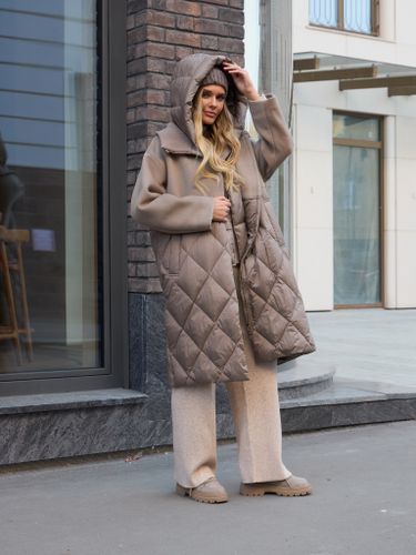 Удлиненная бежевая куртка-пальто с капюшоном