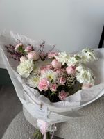 Букет сборный из генисты, кустовых пионовидных роз, кустовых диантусов и хризантемы