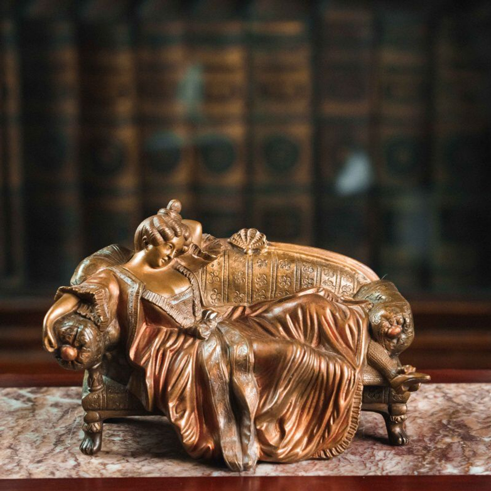 Бронзовая скульптура «Дама на софе»