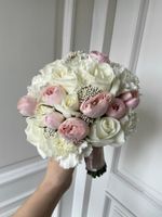 Свадебный букет из кустовых пионовидных роз, диантусов, озотамнуса и одноголовых роз