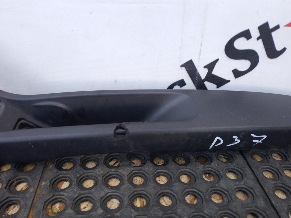 Подлокотник (дефект) двери правой