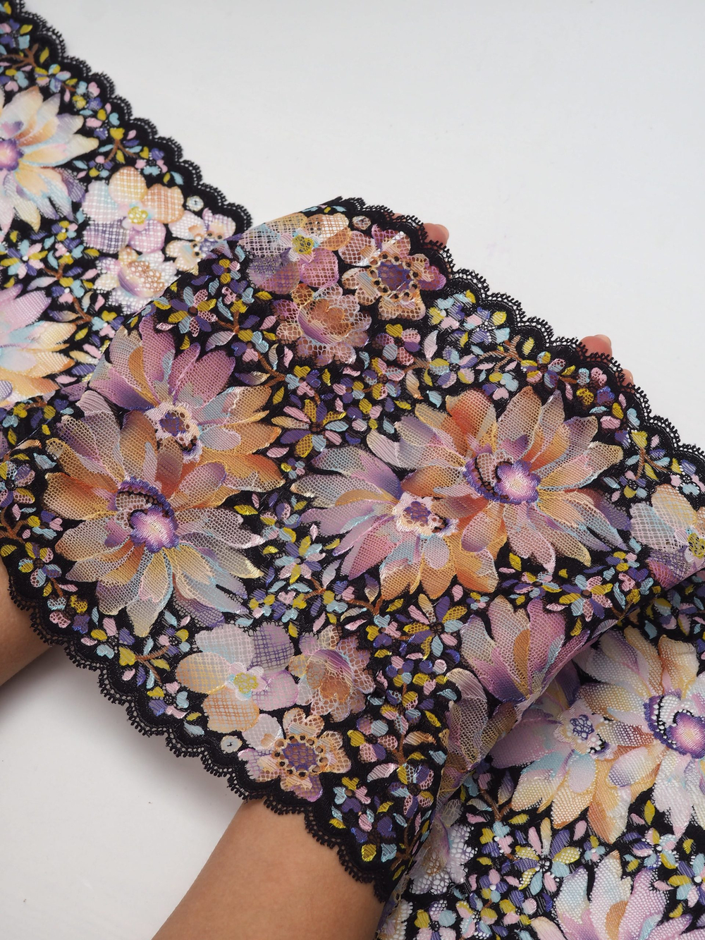 Эластичное кружево черное с мультиколор ширина 21 см