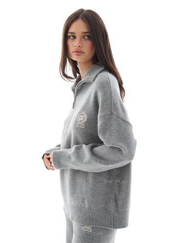 Серый вязаный костюм с вышивкой