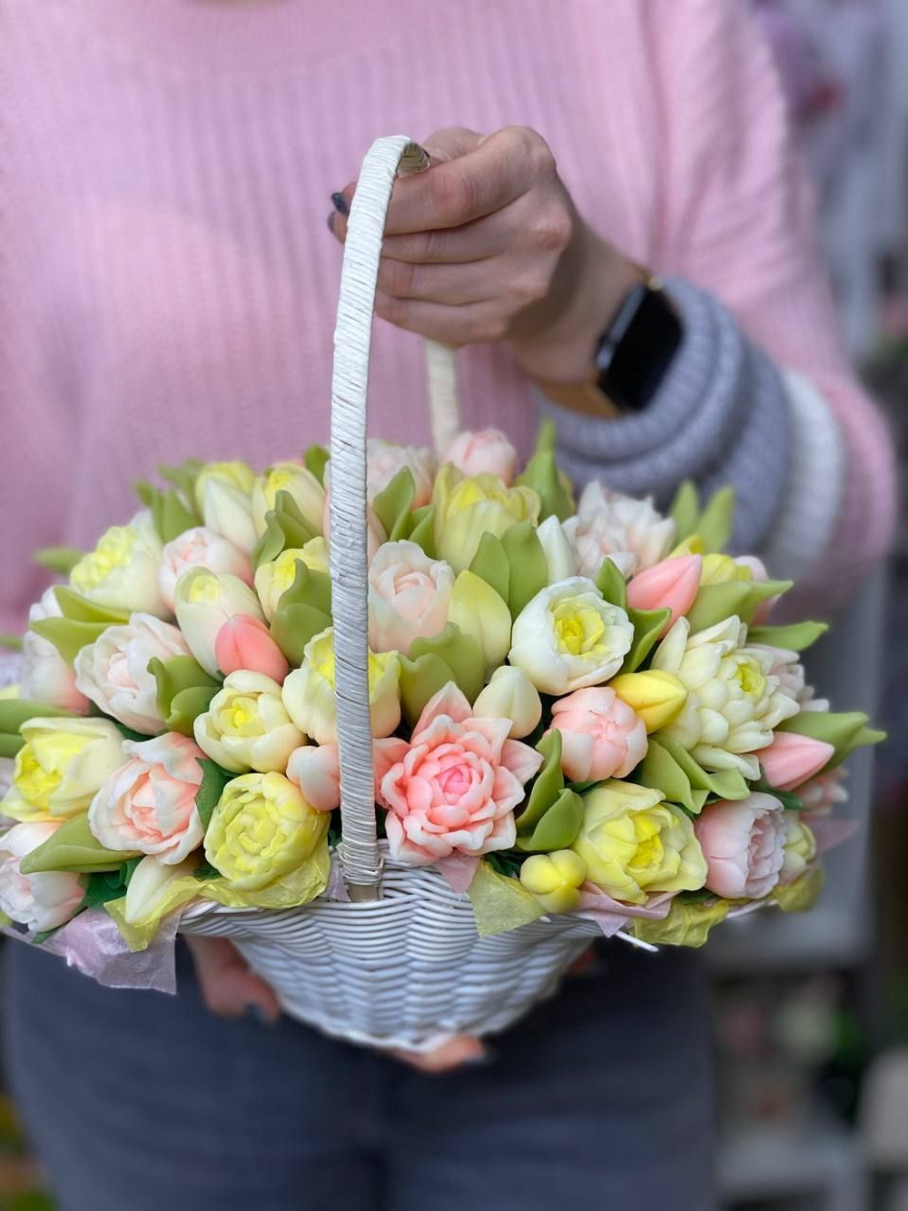 корзина с 55 тюльпанами из мыла