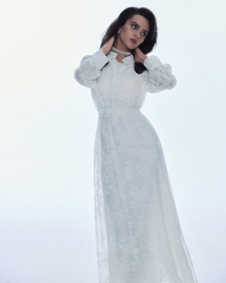 Платье из молочного шёлкового панбархата с фактурным орнаментом