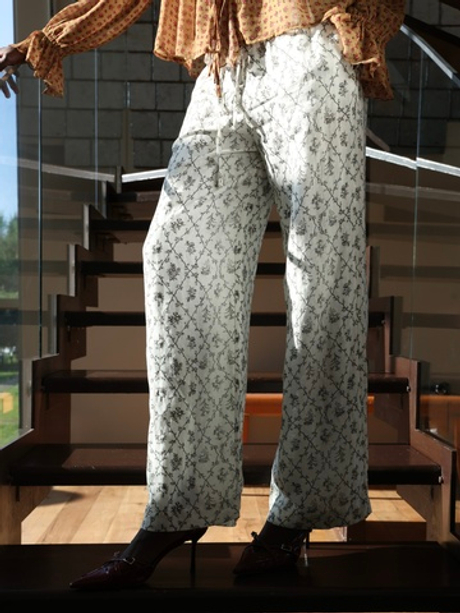 Белые брюки в цветочек