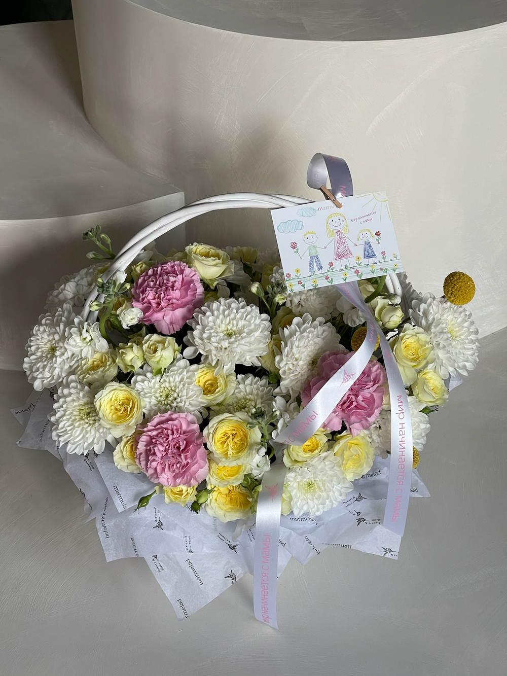 Корзина сборная из кустовой пионовидной розы, диантусов, хризантемы и маттиолы