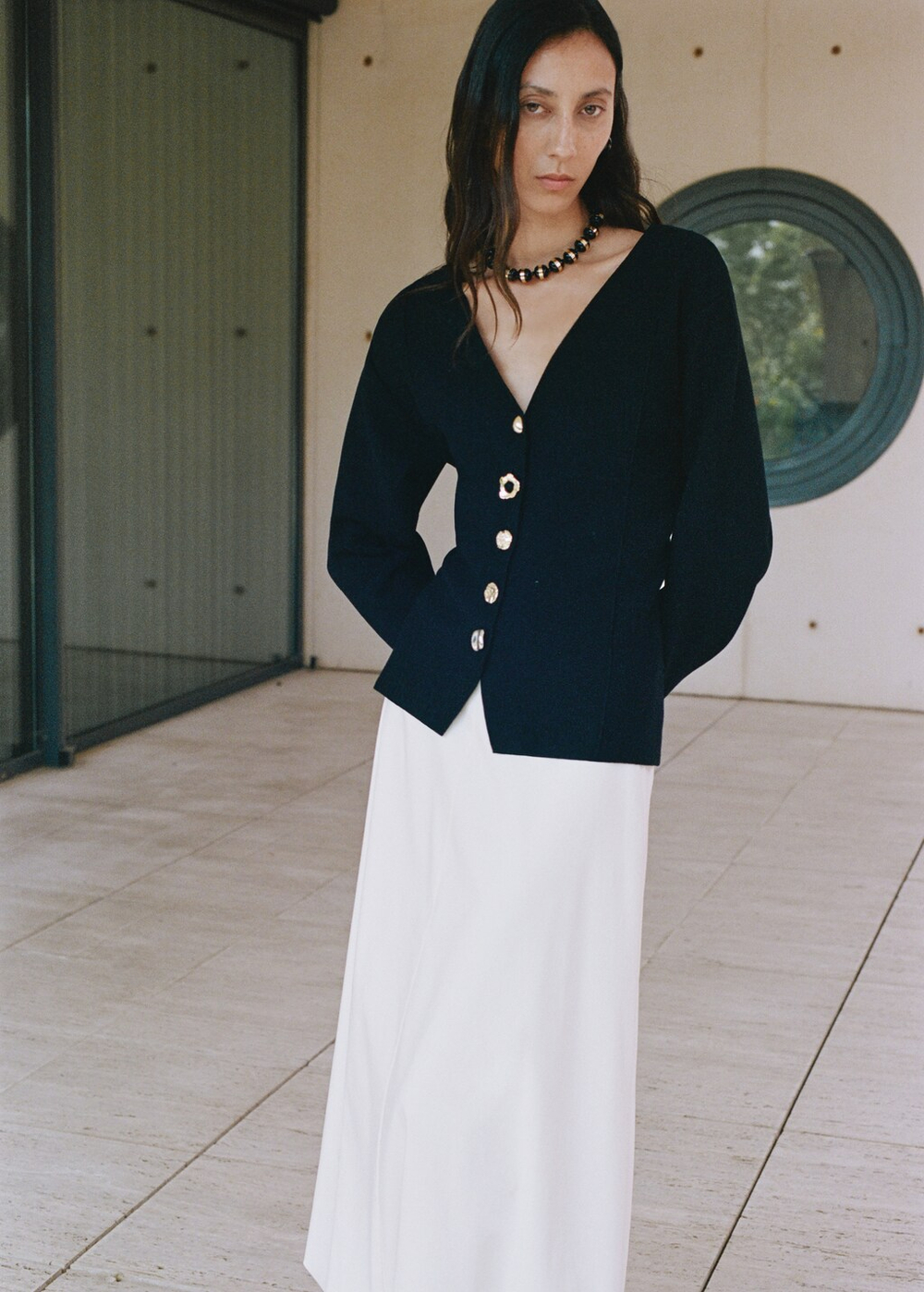 Вязаный жакет с нарядными пуговицами