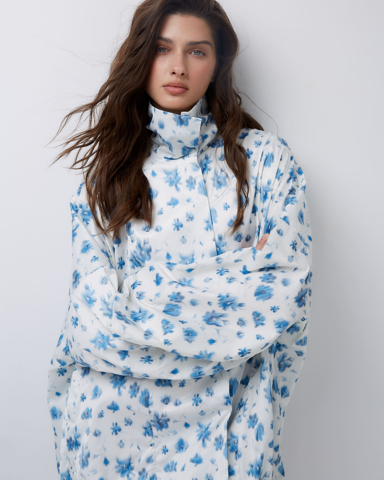 Ветровка объемного кроя непромокаемая цветы молочный/голубой