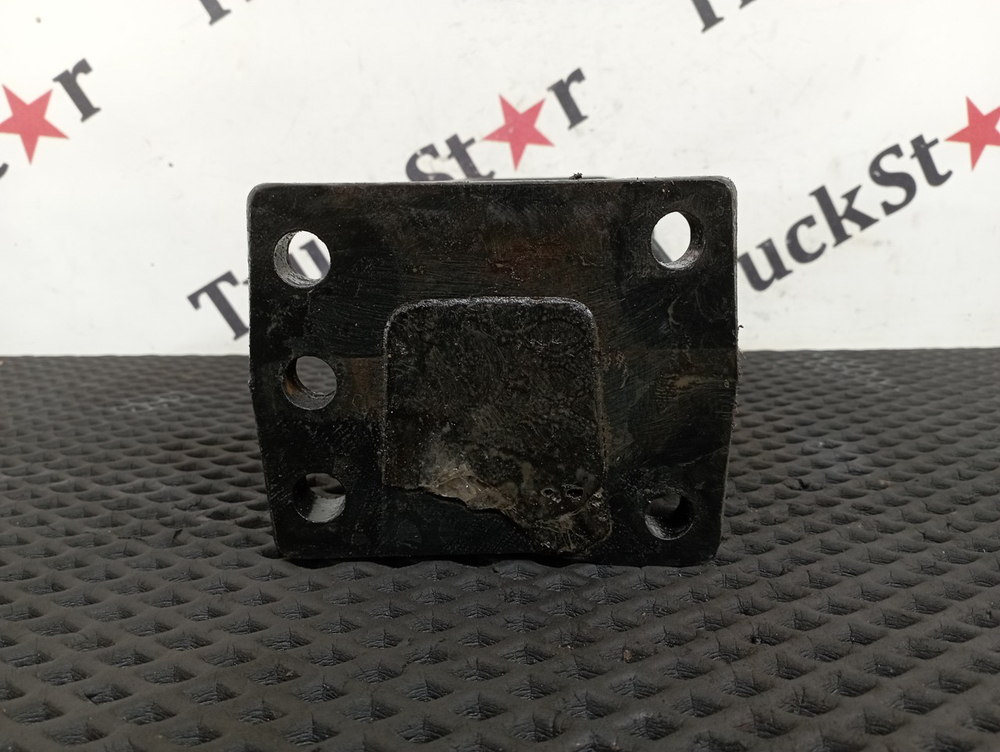 Кронштейн бампера переднего левый 2016г.