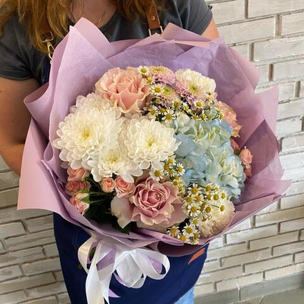 Букет микс нежный с голубой гортензией