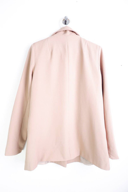 Жакет лаконичного цвета, визуально на 48 размер