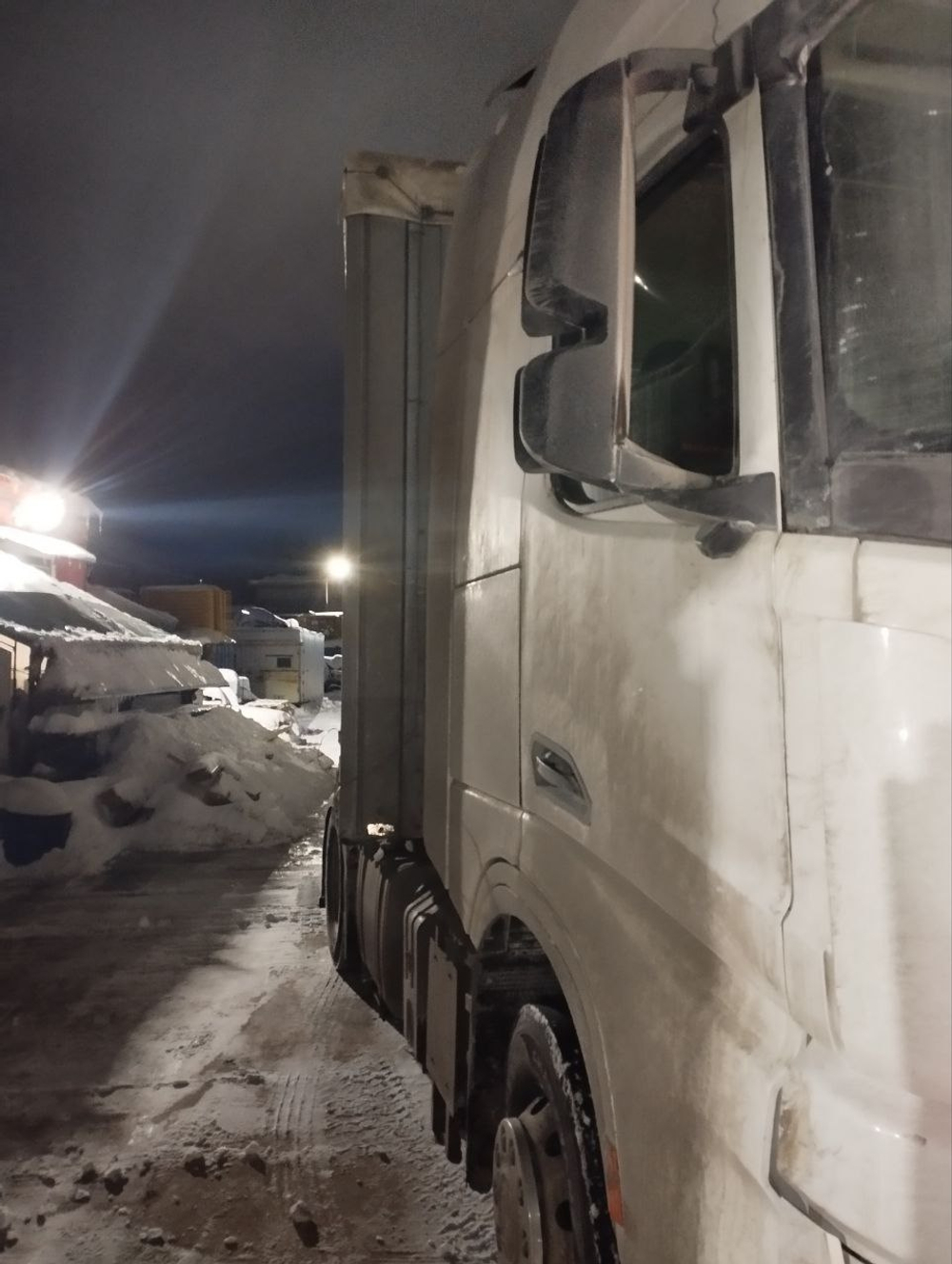 Shacman (Shaanxi) SX* 4x2 Седельный тягач SX4188YY381 (Дизельный, 12,5 л, 480 л.с., АТ)