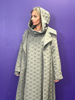 Пальто с поясом / жаккард / серый