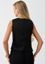 Жилетка с чёрными пуговицами