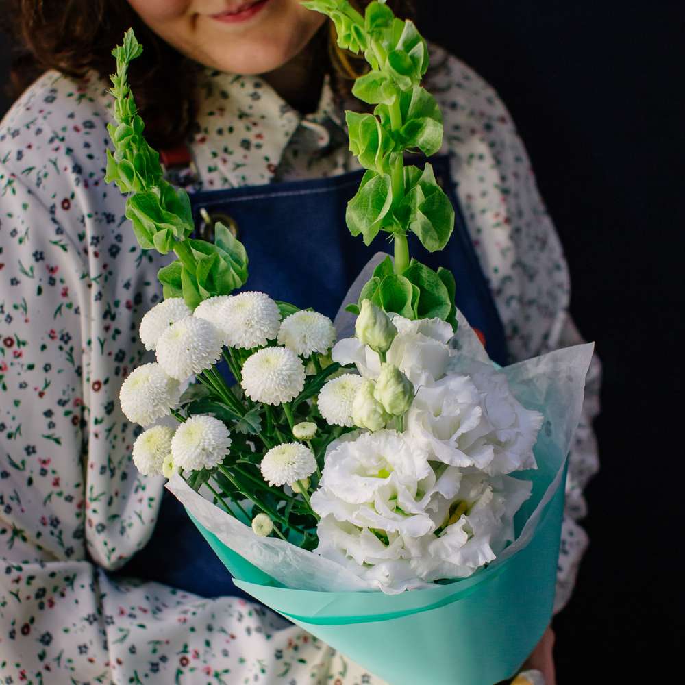 11. Стойкий букет в современном стиле с молюцеллой