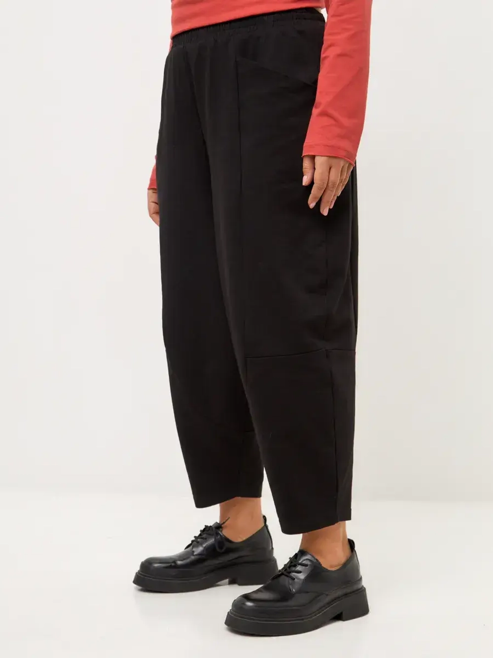 Брюки бананы трикотажные с декоративными швами