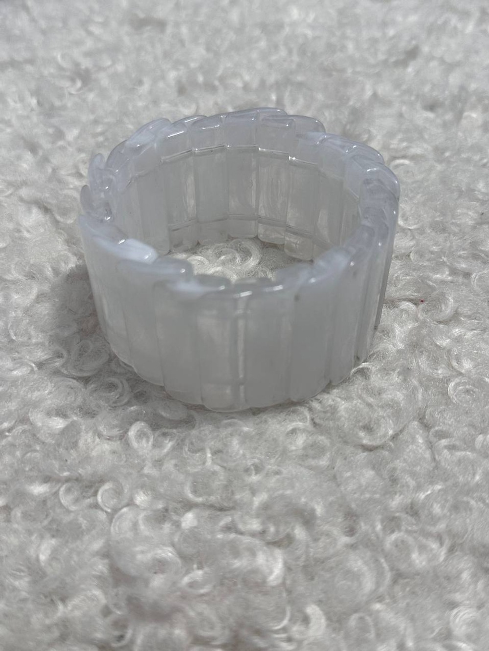 Браслет из пластин белый