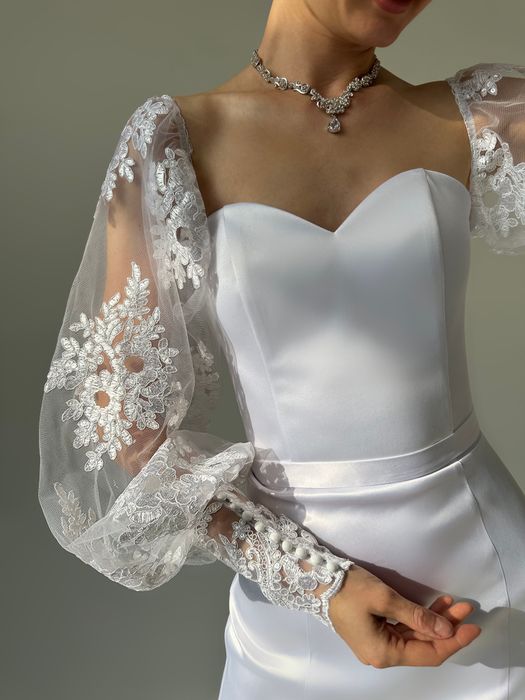 Свадебное корсетное платье со съемными кружевными рукавами (белый)