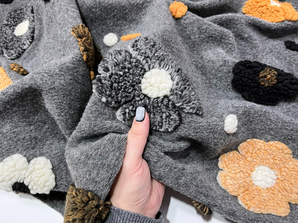 ЦВЕТОЧКИ НА СЕРОМ - Жаккард тепленький (1386 Евгения)