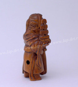 Нэцкэ Воин с мечем и пирамидой