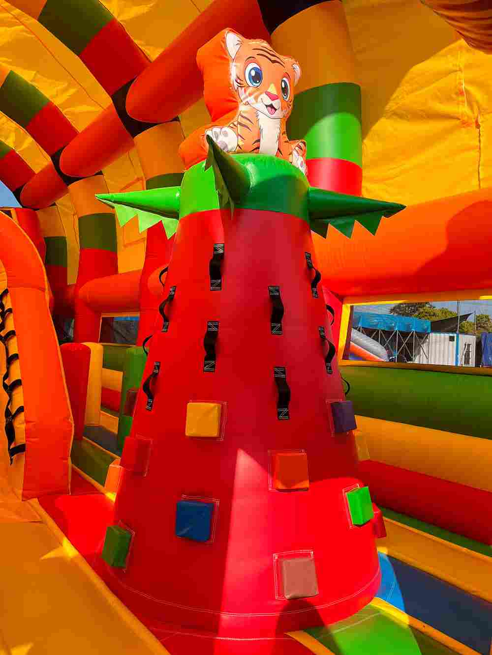 Коммерческий надувной батут «Страна Сафария 2» с крышей и двумя горками, 12*6*6 м