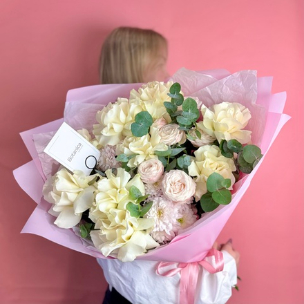 Авторский букет с французскими розами , кустовыми пионовидными розами и хризантемой 1187